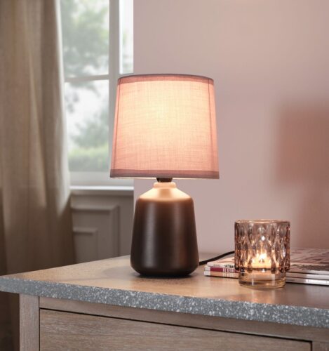 Früher hätte man diese Lampe ins Wohnzimmer gestellt. Doch inzwischen wird auch die Küche immer mehr zum Wohlfühlraum. Dafür sorgen nicht zuletzt Lampen, von Bonprix.