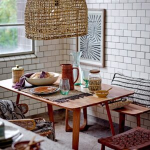 Im Boho-Stil kommen die Accessoires daher und verzaubern den schlichten Tisch mit Stühlen und Bank. Alles von Bloomingville. | KÜCHEN JOURNAL Im Boho-Stil kommen die Accessoires daher und verzaubern den schlichten Tisch mit Stühlen und Bank. Alles von Bloomingville.
