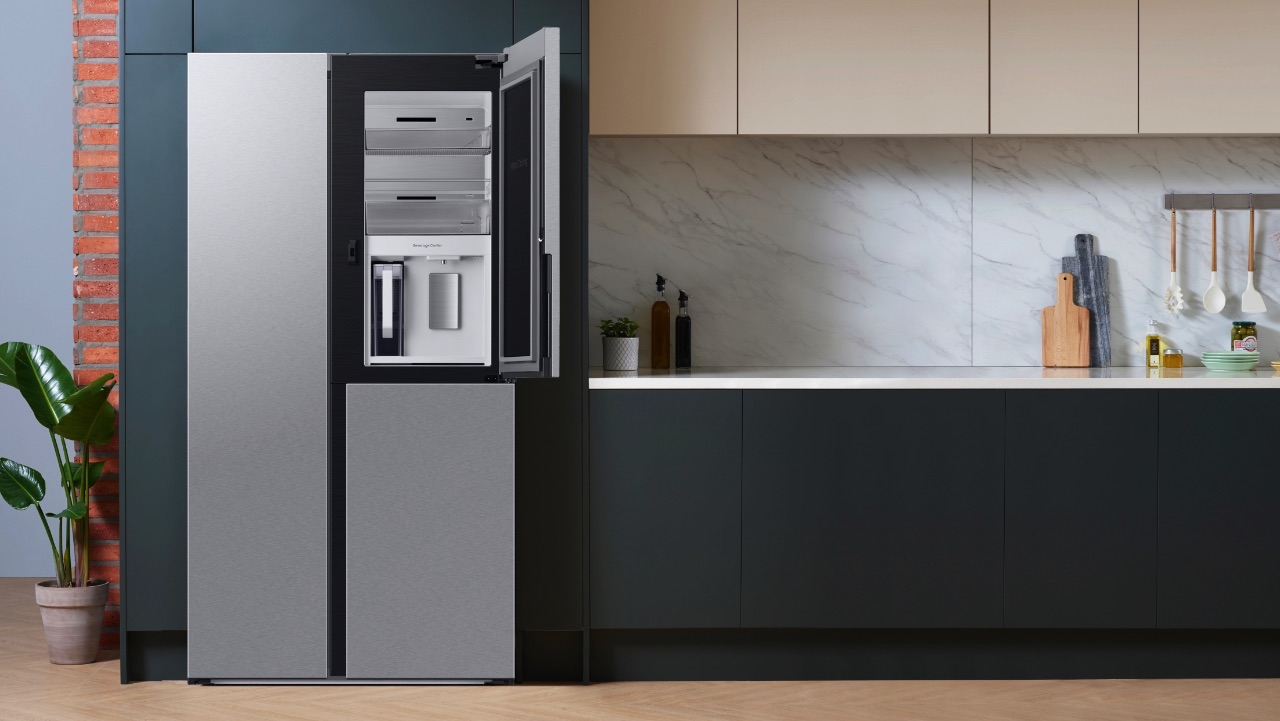 Side-by-Side-Kühlschrank von Samsung: Die RS8000-Modelle glänzen mit Food-Showcase-Tür und Beverage-Center™ im edel-minimalistischen Design.