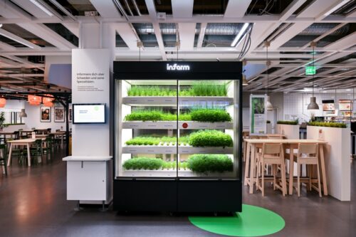 Bei Ikea gibt es jetzt das Indoor-Garden System „Infarm“. Der vertikale Kräutergarten dient dazu, Lebensmittel mit möglichst geringen Umweltauswirkungen zu erzeugen. Die Kräuter werden in den Ikea-Restaurants genutzt und sollen Mitarbeiter und Kunden zu einem nachhaltigeren Lebensstil inspirieren.