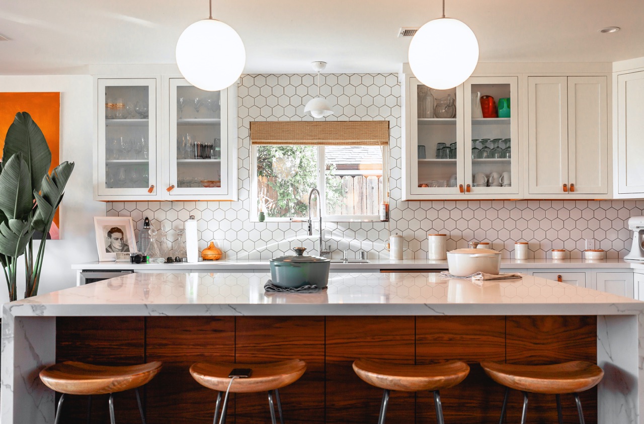 Eine Küche selber aufzubauen ist nicht einfach, aber mit handwerklichem Geschick und ein paar guten Freunden durchaus machbar. Foto: Unsplash | Roam in Color