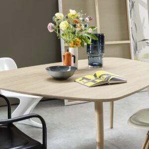 Der Stuhlmix lockert die Optik auf. Der Tisch aus Eiche ist von Sudbrock einem deutschen Hersteller der seine Tische in 40 Lack- und Holztönen anbietet. | KÜCHEN JOURNAL Der Stuhlmix lockert die Optik auf. Der Tisch aus Eiche ist von Sudbrock einem deutschen Hersteller der seine Tische in 40 Lack- und Holztönen anbietet.