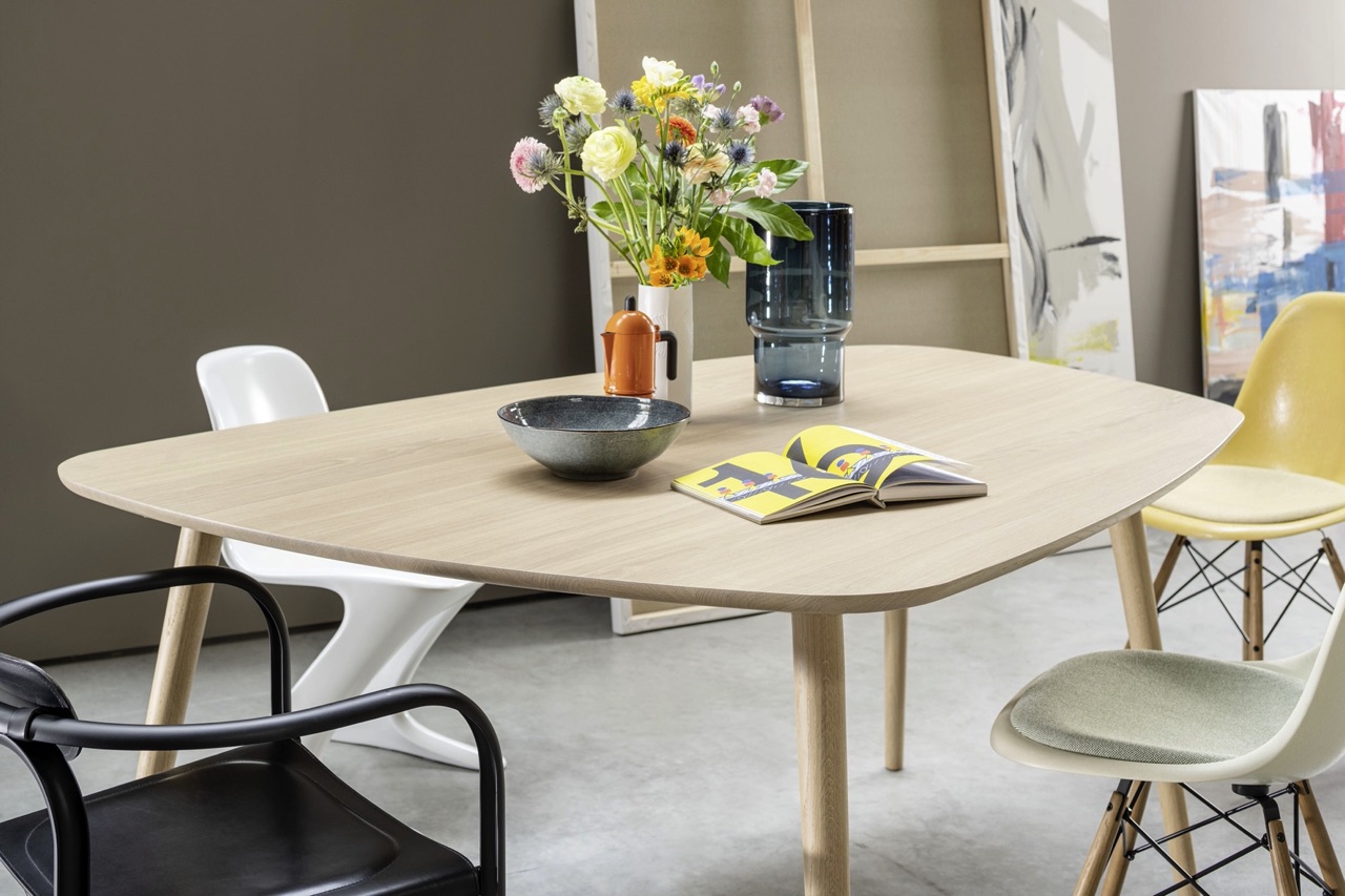 Der Stuhlmix lockert die Optik auf. Der Tisch aus Eiche ist von Sudbrock einem deutschen Hersteller der seine Tische in 40 Lack- und Holztönen anbietet.