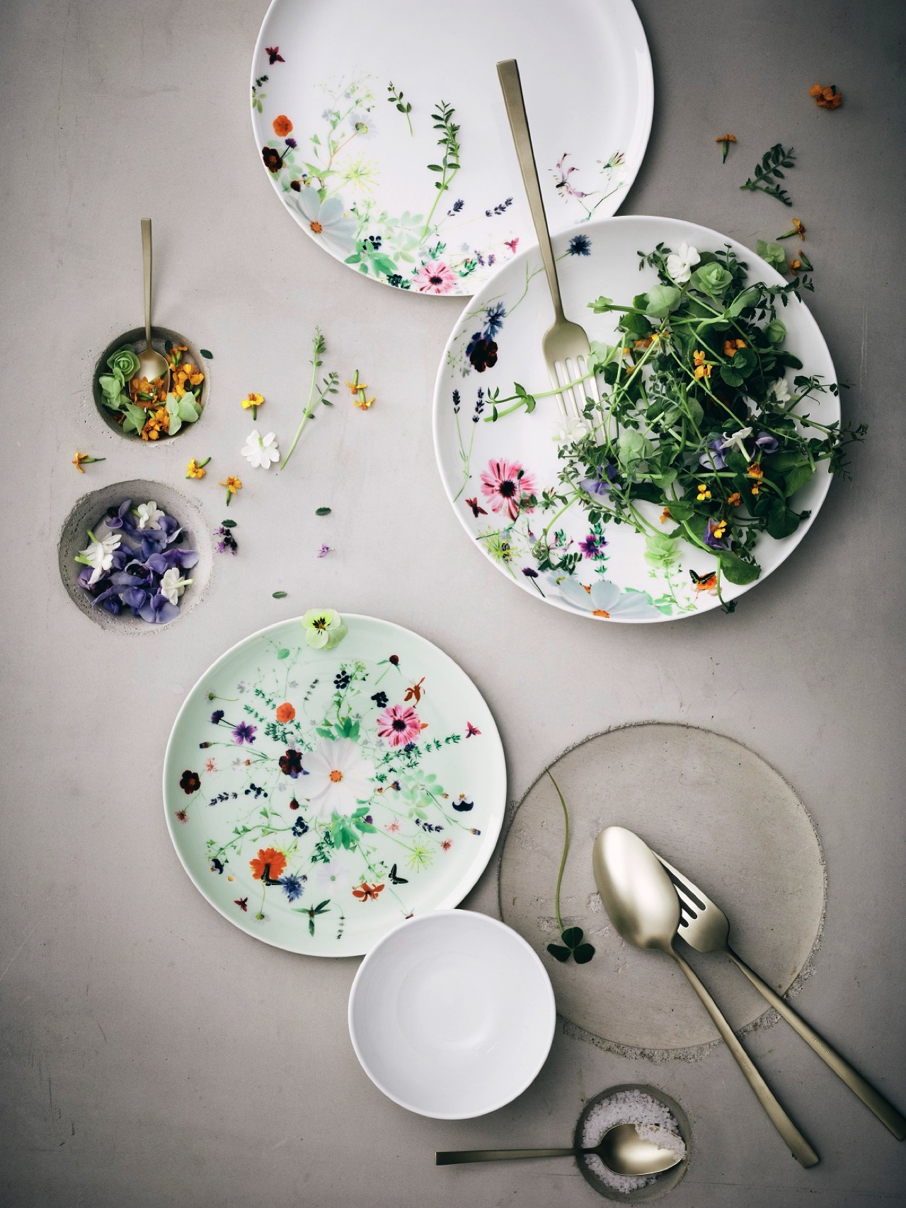 Essbare Blüten verschönern jedes Gericht und sind eine kleine Besonderheit. Frühlingshaftes Geschirr „Brillance Grand Air“ von Rosenthal.

