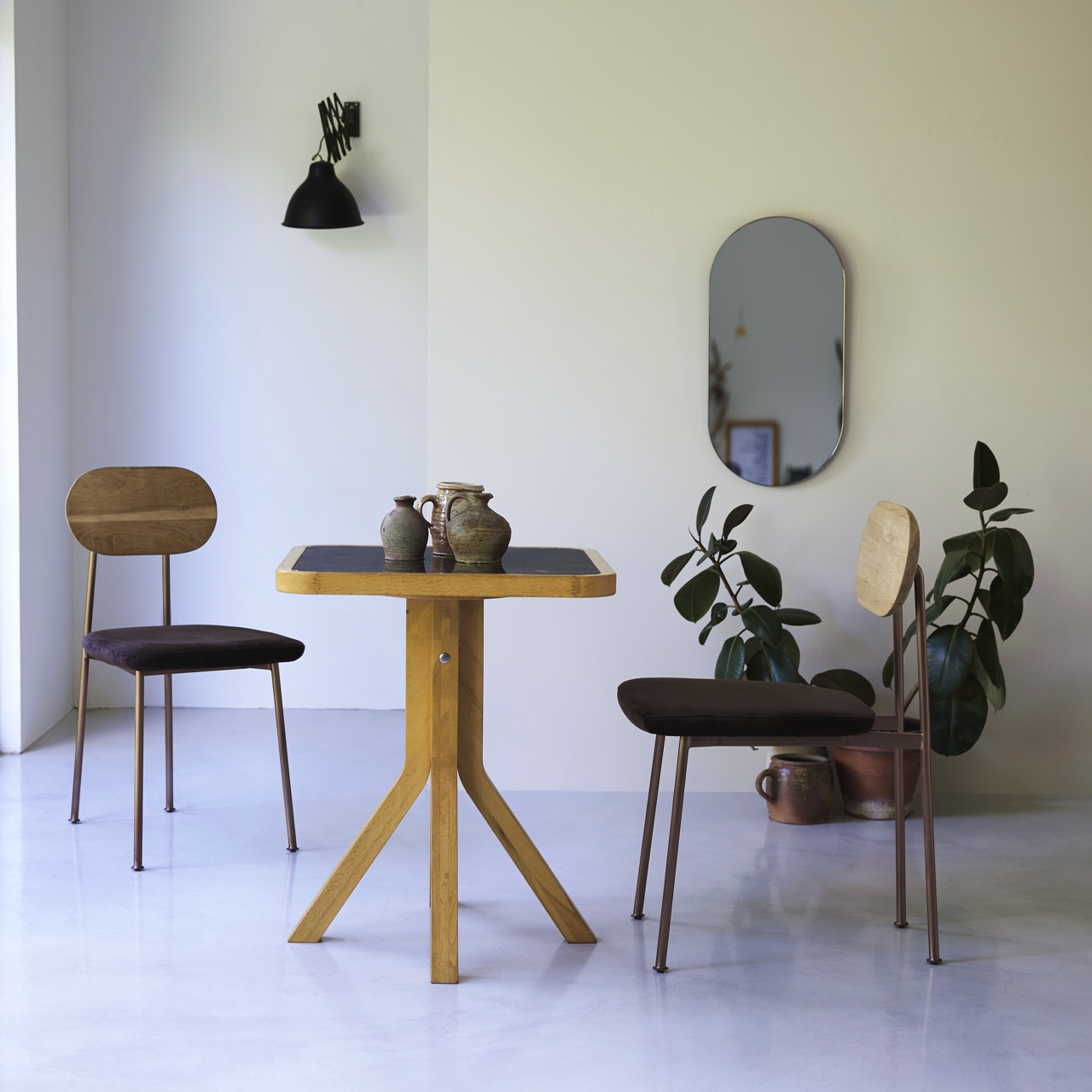 Was für ein hübscher Tisch in Caféhaus-Optik. Die Stühle sind sehr individuell mit ihrem prägnanten Design. Alles von Tikamoon.
