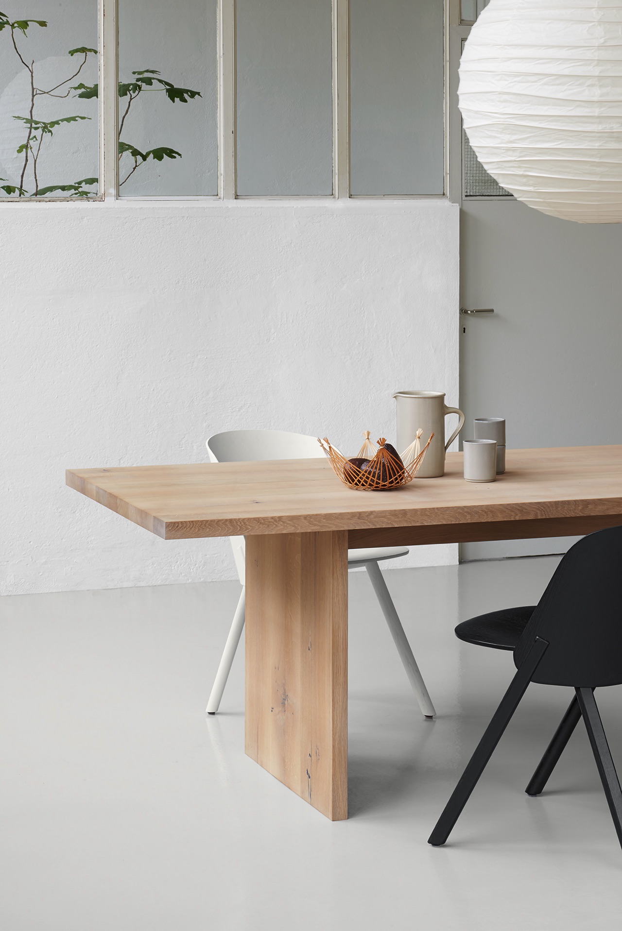 Möbel der Marke e15 sind aus Massivholz hergestellt. Wenn noch dazu das Design puristisch und zeitlos ist, werden Sie sehr lange Ihre Freude daran haben.