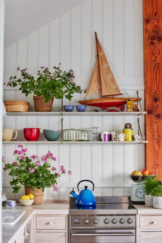 Bunte Küchenutensilien schmeicheln weißen Möbeln. Ein Frische-Kick sind Blumen: Wunderschöne Duft-Geranien gibt es in unterschiedlichen Rottönen. Genau richtig für die Küche, haben sie Aromen, die nach Apfel, Zitrone oder Minze duften.