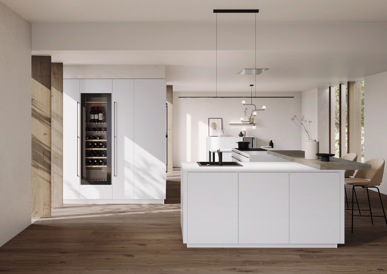 Eine perfekte Kombination: Der moderne weiße Look der Häcker Küche in Kristallweiss wird durch den großen Weinkühlschrank ergänzt, der nahtlos in das Gesamtbild integriert ist.
