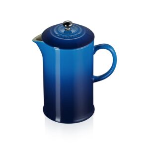 Hübscher Verlauf beim blauen Kaffeezubereiter von Le Creuset. Die French Press ist aus Steinzeug.