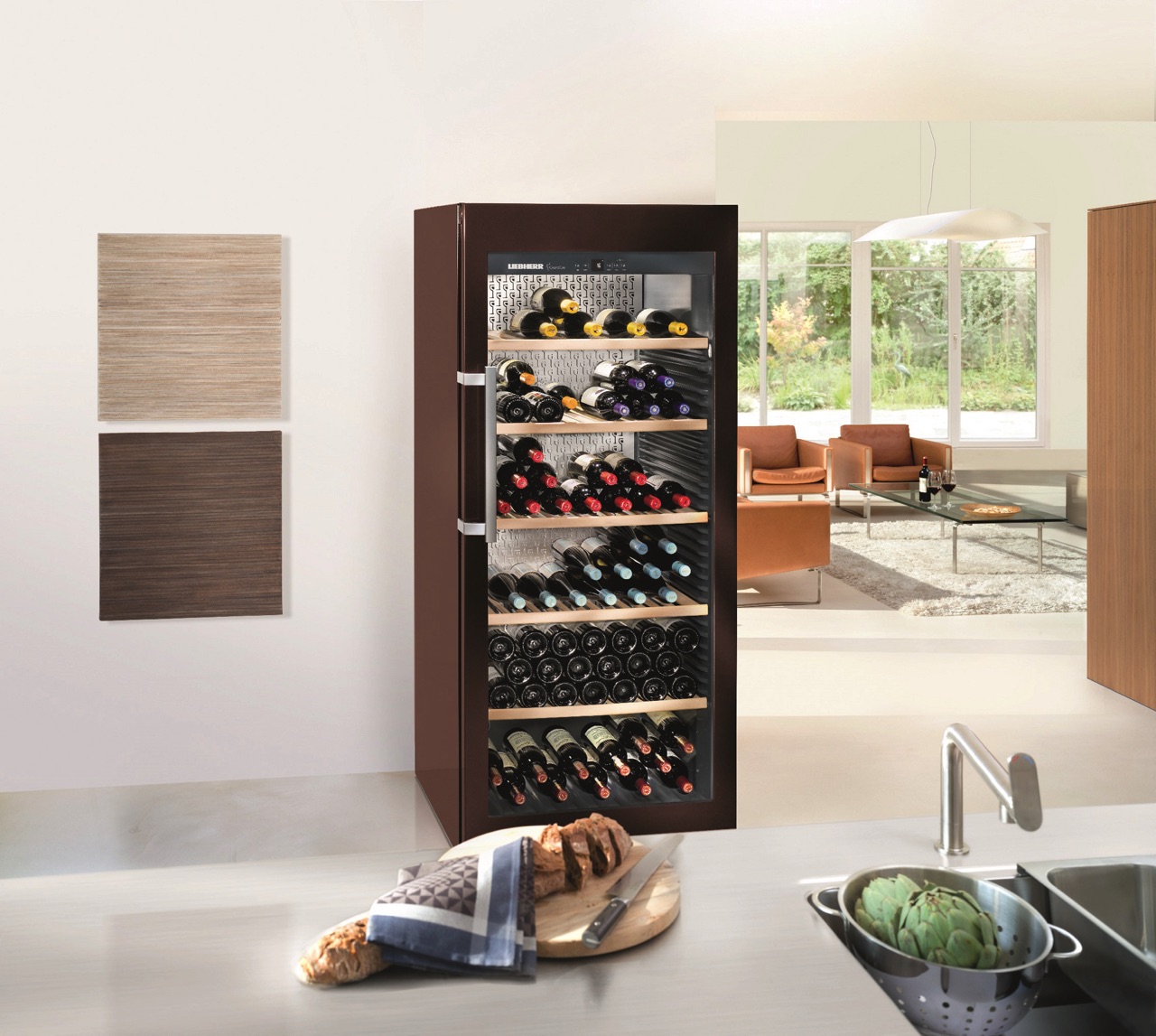 Der Weinklimaschrank WKt4552 GrandCru von Liebherr bietet neben UV-beständigen Isolierglas, um die Strahlenbelastung zu minimieren, da UV-Licht den Wein in seiner Reifung stört auch die richtige Luftfeuchtigkeit, vibrationsarme Kompressoren und Aktivkohlefilter gegen Gerüche. Der Weinklimaschrank ist optimal für die langfristige Lagerung und für die Reifung von Weinen.