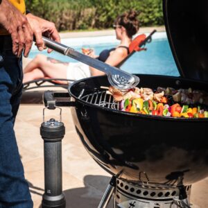 Eine extra Mühle für draußen, das ist die „BBQ Pfeffermühle“ von Peugeot. Durch die Gummibeschichtung darf sie rund um die Uhr im Garten bleiben. Super Idee: Das eingebaute LED-Licht sorgt dafür, dass man auch bei Dunkelheit sieht, wieviel Pfeffer aufs Steak kommt, ca. 85 Euro.