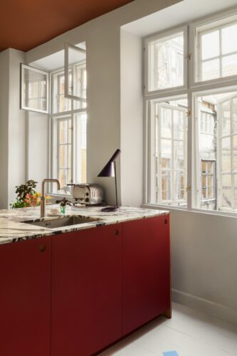 Inspiriert von skandinavischen Architektenküchen der 1960er Jahre wurde die Küche „Basis“ von Reform, passend umgesetzt für die heutigen Ansprüche. Aus Linoleum in schickem Rot.