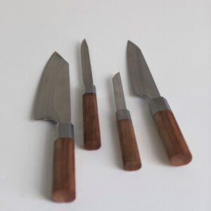 Steak zu schneiden ist nicht immer einfach. Stilvoll geht es mit den „Inku“ Messern mit Kirschholzgriff und hochwertiger Schichtstahlklinge. Von Serax.