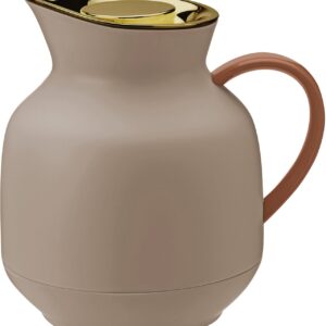 Die Thermoskanne „Amphora“ ist inspiriert von antiken griechischen Tontöpfen. Von Stelton, für einen Liter, ca. 70 Euro.
