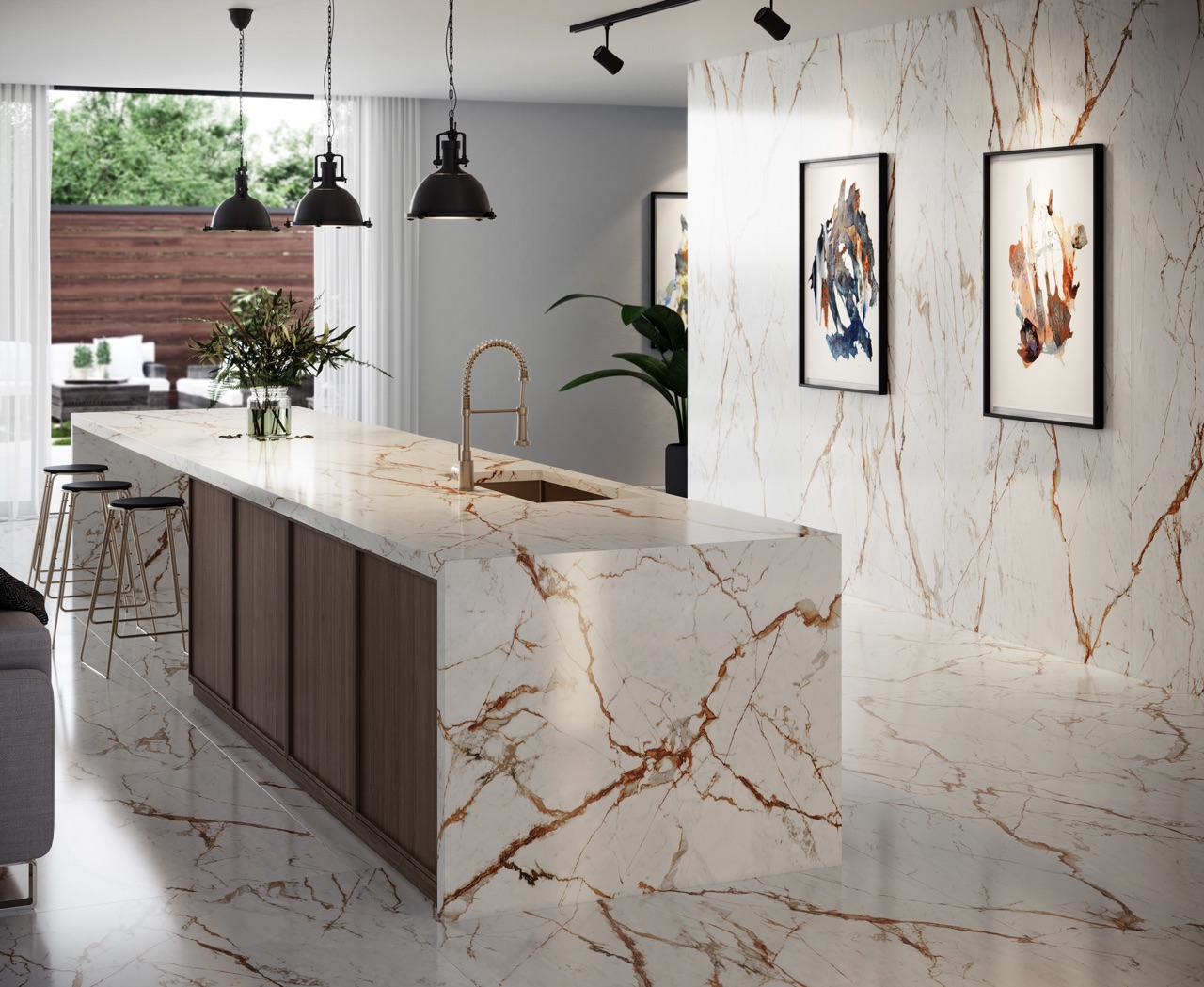 Paonazzo-Stein heißt die elegante Marmor-Optik in dieser Küche. Sie erstreckt sich über die Insel, den Boden und die Wand. Das ergibt eine harmonische Einheit. Die strenge Anmutung wird von strukturierten Holzfronten und Details in Gold kontrastiert. Aus der Dekton-Serie „Awake“ von Cosentino.