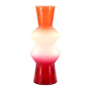Für diese Vase dürfen die Blumen ruhig etwas schlichter sein, denn sie ist mit dem interessanten Farbverlauf auch solo ein Eyecatcher. Aus Glas von Hoff Interieur, ca. 73 Euro.
