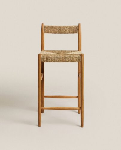 Kücheninseln sind beim Country-Trend ein fester Bestandteil. Oft haben sie eine Bar, an der man essen kann. Ideal dafür ist der Stuhl aus geflochtenem Seegras und Eschenholz. Von Zara Home, ca. 189 Euro.