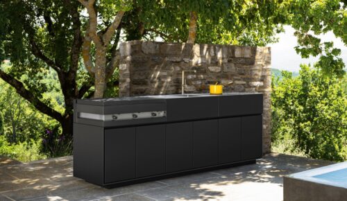 „Tikal“ von Talenti bezaubert mit hochwertigen Features, so unter anderem der Push-to-open Funktion oder einem Induktionskochfeld. Hergestellt ist die Außenküche aus einer Metalllegierung, die mit einem Lack wetterfest gemacht wird.