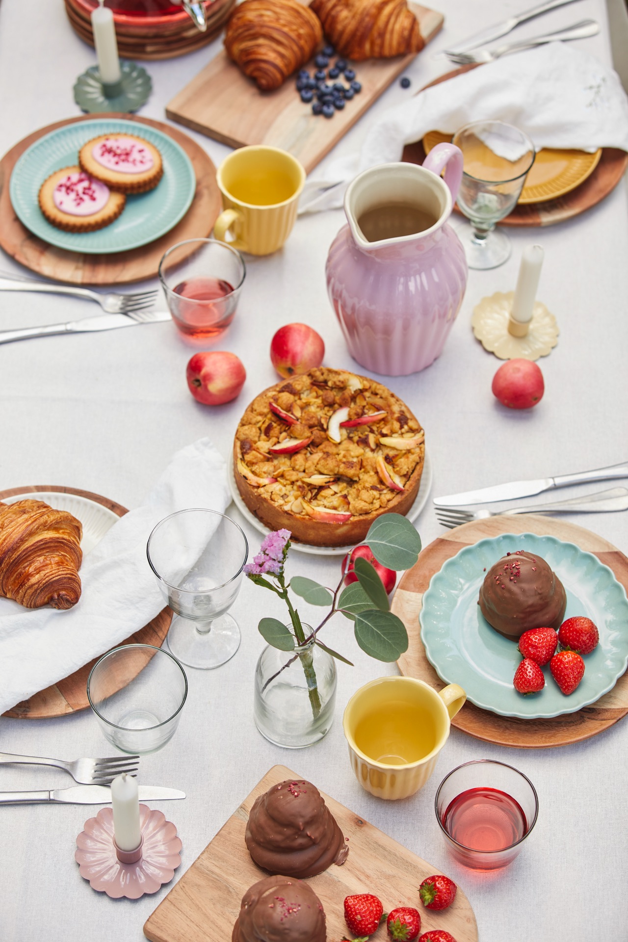 Sobald die Sonne scheint, kommt die Lust auf Farben zurück. Das gilt auch für die gedeckte Kaffee-Tafel. Hier kann Geschirr nach Herzenslust gemixt werden. Achten Sie allerdings darauf, dass die Farben miteinander harmonieren. Alles von Ib Laursen.