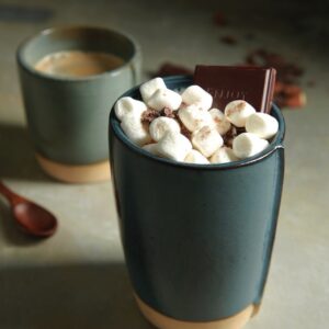 Gönnen Sie sich ruhig mal eine kleine Köstlichkeit, zum Beispiel einen Kaffee, der mit Mini-Marshmellows verziert ist. Zum Liebling werden aber garantiert auch die nachhaltig produzierten Becher mit Relief aus Steinzeug. „Caffè Latte Cup“ ca. 13 Euro.