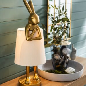 Wenn Sie eine ausgefallene Deko haben wollen, wählen Sie besondere Hasen. Dazu gehört die entzückende Lampe mit Hasenfigur. Viel zu schön, um sie nur an Ostern aufzustellen. Von Baur Home.