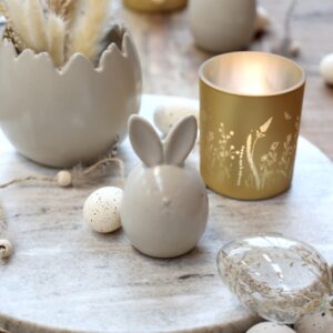 Ei oder Hase? Die Keramikfigur vereint beides in ihrer Form. Edel wirkt das Arrangement durch die Farben Weiß, Beige und Gold. Alles von Chic Antique.