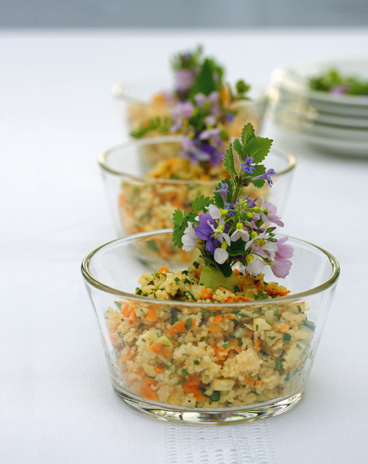 Couscous-Salat mit Wildkräutern. Rezept: Celia Nentwig | Foto: Blooms 