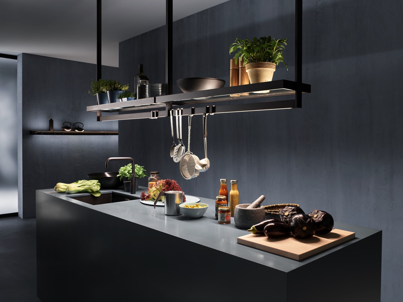 Ein wahres Design-Objekt ist die Lichtbrücke „Lichtsystem 6“ von Gera Leuchten. Die multifunktionale Leuchte für die Kücheninsel wurde mit dem German Design Award ausgezeichnet. Das Besondere ist, dass hier die Lichtquelle mit der Aufbewahrung von Küchenutensilien verbunden wird. 