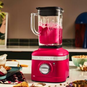 In der knalligen Farbe „Hibiskus“ ist der Blender von KitchenAid ein super dekoratives Küchengerät. Smoothies sind nicht nur gesund, sie sehen auch toll aus und schmecken beim Brunch bestimmt jedem.