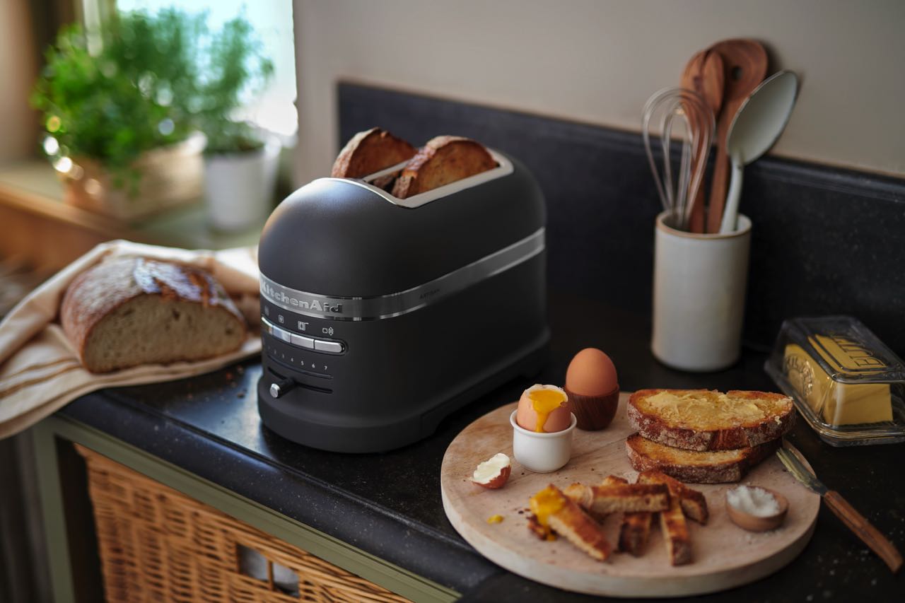 Stellen Sie einen Toaster auf, so kann jeder nach Belieben selbst entscheiden, wie er sein Toastbrot oder das Brötchen essen möchte. Von KitchenAid.