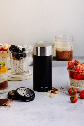 In dieser Mühle lässt sich einiges mixen. Auch perfekt für die angesagten Overnight-Oats. Es kann fein oder grob gemahlen werden. Um die unterschiedlichen Mahlgerade zu erzielen sind verschiedene Klingen dabei. In edlem Schwarz von Microplane, ca. 40 Euro.