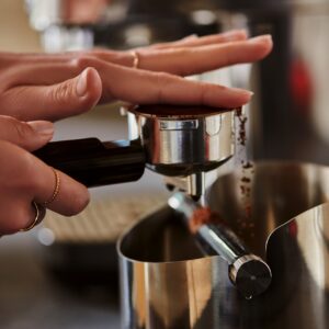 „Lapresa” ist die erste Siebträgermaschine von Tchibo. Sie hat ordentlich Druck, sodass der Espresso genauso lecker schmeckt wie im italienischen Café, ca. 150 Euro.