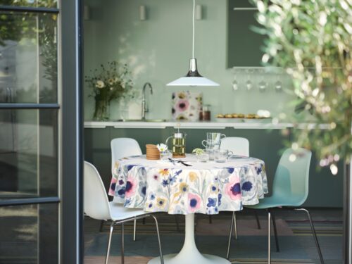 Der sommerlich gedeckte Tisch sorgt für Frische. Die runde Form ist für quadratische Räume perfekt. Alles von Ikea.