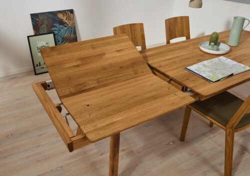 Das nachhaltige Massivholz sorgt dafür, dass der Tisch lange genutzt werden kann. Durch die integrierten Platten kann er noch vergrößert werden. Foto: IPM/Wimmer Massivholzmöbel
