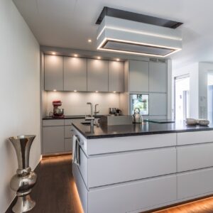 Die Inselhaube „Skyline“ von Berbel bringt Funktion und Atmosphäre zusammen. Bei der Beleuchtung lassen sich verschiedene Effekte einstellen, dazu die Farbtemperaturen. Außerdem ist die Beleuchtung dimmbar und so genau richtig für jede Tageszeit.