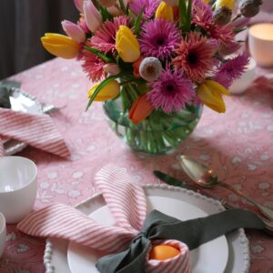 Ein klassischer Blumenstrauß darf zu keiner Jahreszeit fehlen. Im Frühling gibt es aber besonders viele farbenfrohe Blumen. Kann auf dem Tisch, auf der Kücheninsel oder im Regal wirken. Geschirr und Textilien sind von The Salonette.