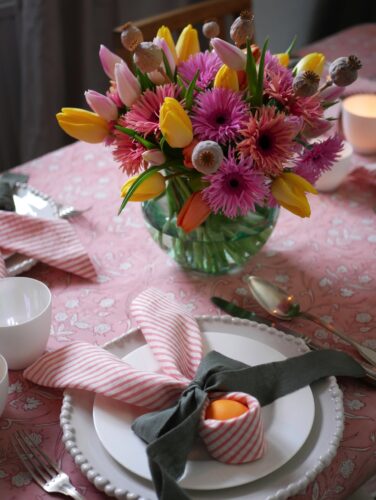 Ein klassischer Blumenstrauß darf zu keiner Jahreszeit fehlen. Im Frühling gibt es aber besonders viele farbenfrohe Blumen. Kann auf dem Tisch, auf der Kücheninsel oder im Regal wirken. Geschirr und Textilien sind von The Salonette.