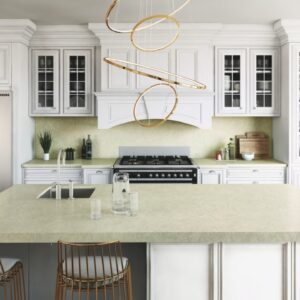 Was für ein Eyecatcher sind die tollen Lichtringe, die sich über der Insel sehr gut machen. Sie sorgen für unterschiedliche Effekte und sind einzeln steuerbar. Die Arbeitsplatte ist aus der „Silestone Silken Pearl“ Linie von Cosentino.