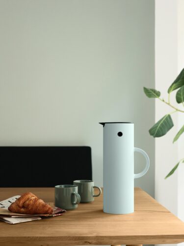 Passend zum Klassiker, der Isolierkanne „EM77“ von Stelton, gibt es jetzt die schlichten Stelton Tassen. Perfekt für die Kaffeepause. Aus Steinzeug in unterschiedlichen Farben, 2-er-Set ca. 38 Euro.