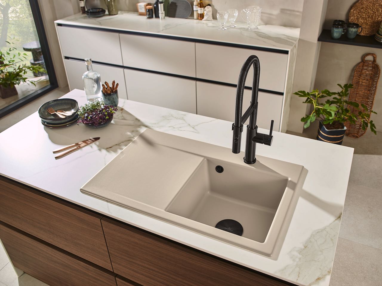 Die neuen, kompakten Keramikspülen „Subway Style“ von Villeroy & Boch sind sehr platzsparend. Sie sind ausgelegt auf 50 oder sogar nur 45 Zentimeter breite Unterschränke. Clevere Features, wie die abgeschrägte Ablauffläche, schaffen es, dass alle an der Spüle anfallenden Arbeiten, mühelos von der Hand gehen. Auch Accessoires nutzen den vorhandenen Platz optimal: Abtropfgitter und Einhängeschale aus Edelstahl, sowie ein massives Holzschneidbrett sind sinnvolle Küchenhelfer, die sich platzsparend ineinanderschieben lassen. Die Spüle ist in vielen Farben erhältlich und lichtecht. Ebenfalls überzeugen andere Eigenschaften. So ist sie kratz- und stoßfest, hitzebeständig, lebensmittelecht und dank „CeramicPlus“- Oberflächenveredelung, einfach zu säubern.