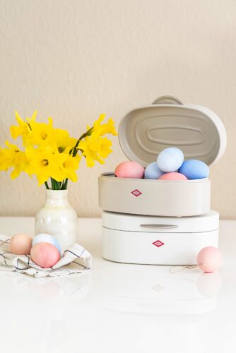 Da wird der Brotkasten zum Osternest. „Single Elly“ im Retro-Look von Wesco ist ein Allroundtalent und darf zu Ostern ruhig mal umfunktioniert werden.