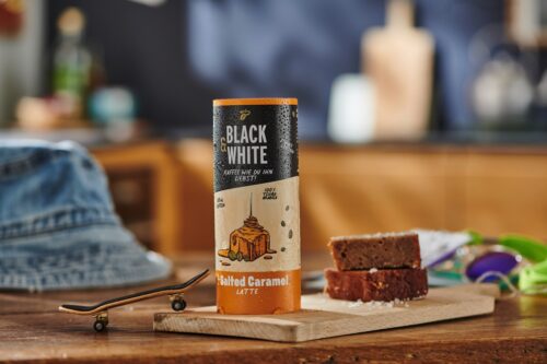 Wenn die Temperaturen steigen, schmeckt Eiskaffee wieder köstlich. Fertig zu kaufen gibt es Varianten wie „Salted Caramel Latte“ aus der „Black & White Cold Brew“ Serie von Tchibo. Die Verpackung ist aus nachwachsenden Rohstoffen gefertigt.