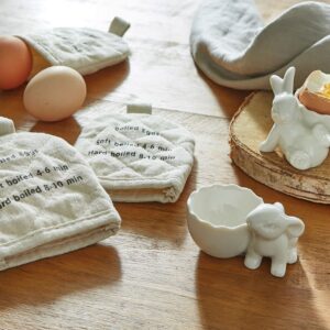 Wer die Eier nicht färben will und sie am Morgen frisch kocht, der kann sie mit den süßen Stoffhüllen von Bonprix warmhalten.
