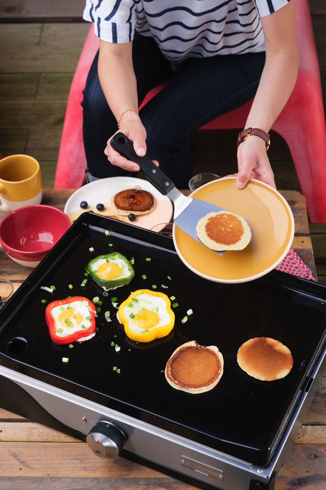 Do it yourself: Bereiten Sie Pancake Teig vor oder auch Zutaten für andere Speisen, die sich auf einer Plancha garen lassen. Dann kann jeder Gast oder der Gastgeber die Dinge frisch anrichten. Plancha von de Buyer.
