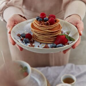 Pancakes sind in vielen Varianten lecker. Sie lassen sich mit Früchten, Ahornsirup oder Apfelmus genießen. Teller von Formano.