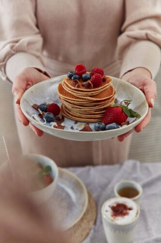 Pancakes sind in vielen Varianten lecker. Sie lassen sich mit Früchten, Ahornsirup oder Apfelmus genießen. Teller von Formano.