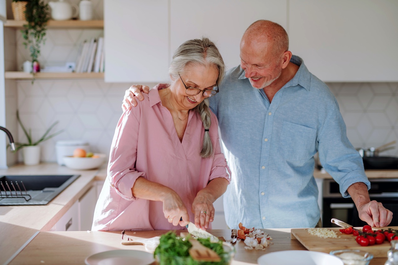 Im Alter verändert sich der Körper, die Bedürfnisse und die Gewohnheiten. Eine altersgerechte Küche sorgt für mehr Selbstständigkeit und Komfort im Alltag. Foto: Getty Images | Unsplash