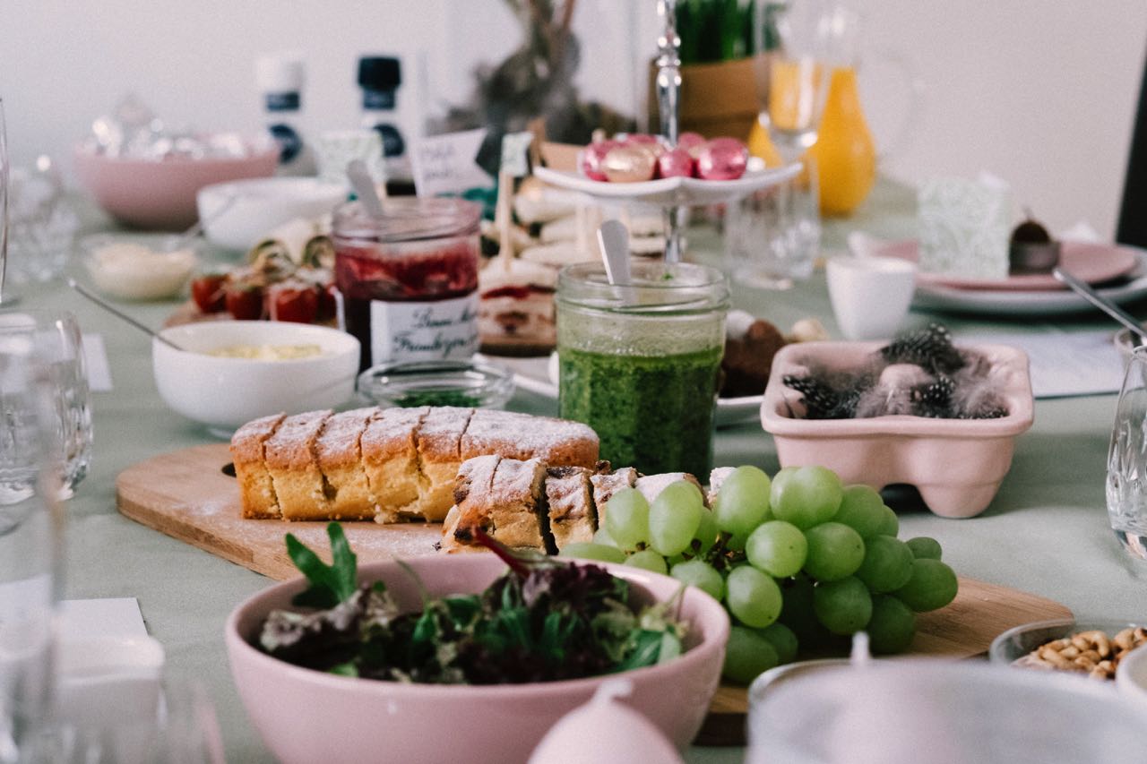 Ein Osterbrunch ist eine perfekte Gelegenheit, um mit Freunden und Familie zusammenzukommen und das Frühlingserwachen zu feiern.
Foto: Jessy Smith auf Unsplash