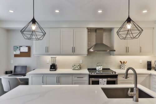 Bei dieser Küche kann man gut sehen wie die einzelnen Arbeitsbereiche unterschiedlich ausgeleuchtet sind und einzeln eingeschaltet werden können. Foto: Sidekix Media | unsplash