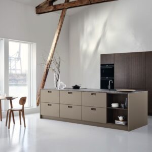 Die Küche "Avolia" der dänischen Marke Kvik verbindet Ästhetik mit Funktionalität und hebt Minimalismus auf eine ganz neue Ebene. Das integrierte Griffdesign von Avolia ist besonders ergonomisch, gleichzeitig zeitlos und schlicht. Die Anordnung der Griffe an Schubladen und Schränken ist perfekt durchdacht, so dass man sich zum Öffnen nicht bücken muss und effizient in der Küche arbeiten kann.